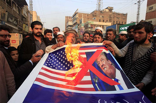 queman bandera de EEUU en Pakistán Pakistán suspende cooperación militar y de inteligencia con EEUU